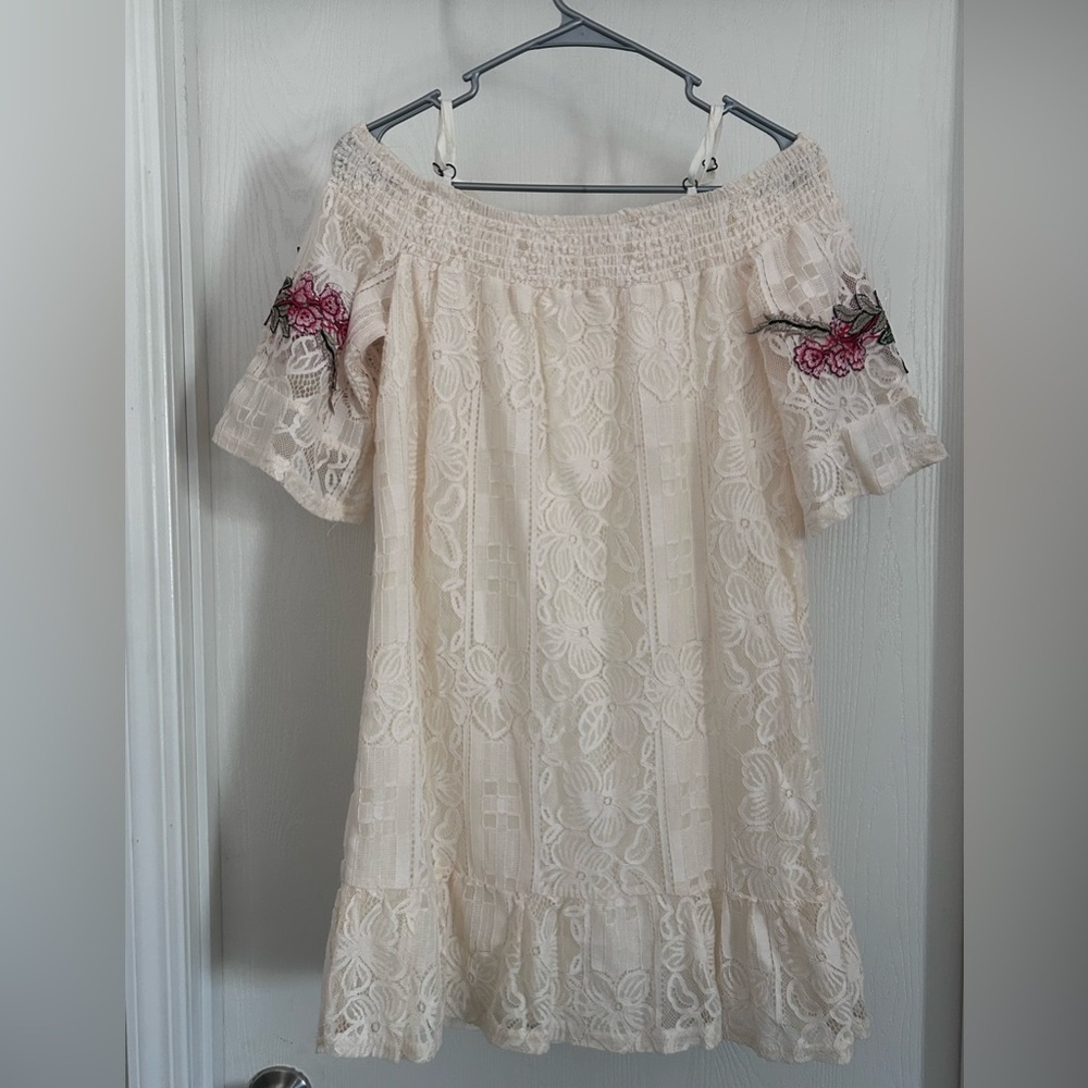 Coco & Jaimeson Cream Lace Dress - Picture 7 of 7